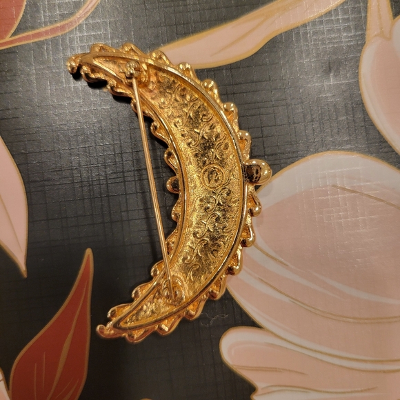 Beautiful Crescent Moon Brooch Pin Simple Elegant With Swarovski Crystals - Picture 2 of 4